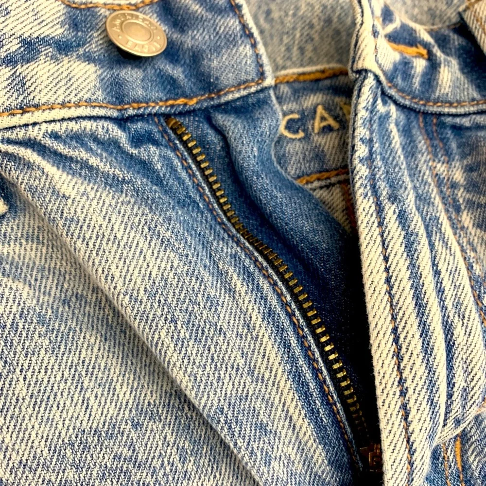 American Eagle Mom Straight Jean Destroyed Knee Size 4 Faded Wash